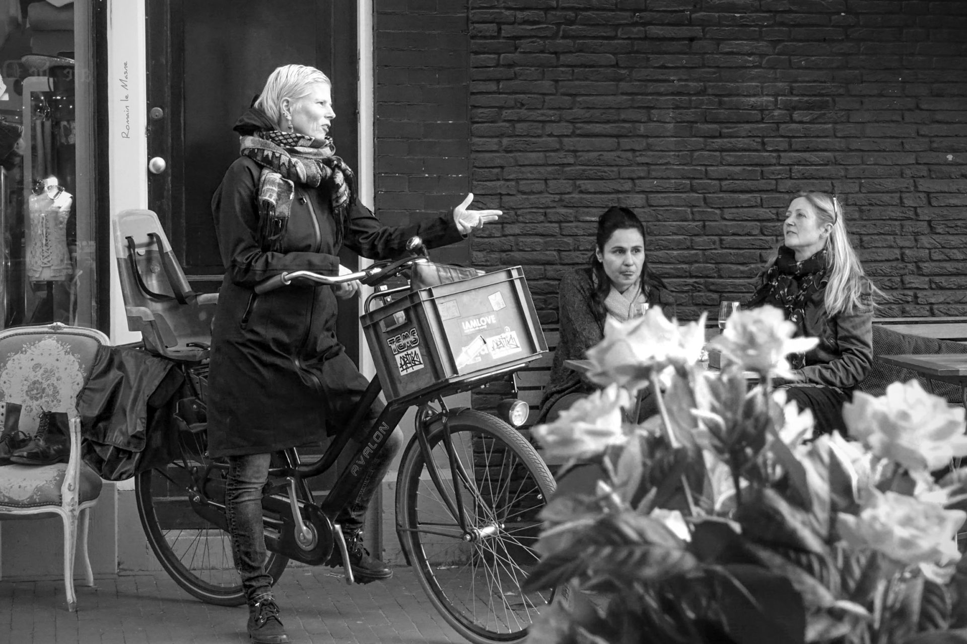 Ladies' talk - Amsterdam - Apr17 (3x4)